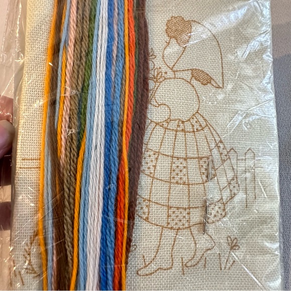 Jiffy Stitchery 713 Girl Dog Butterfly GATHERING FLOWERS Crewel Embroidery Kit - Picture 4 of 5